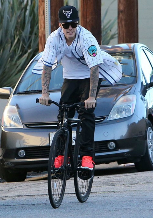
	
	Trước đó, vào hôm thứ 7, Justin lại gây bất ngờ khi xuất hiện trên đường phố bằng chiếc xe đạp sau khi có buổi họp cùng phía tòa án. 